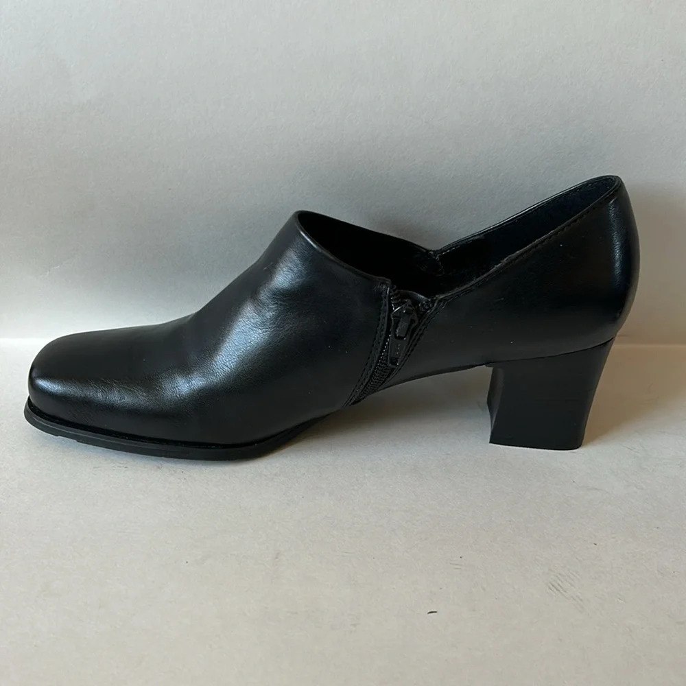 NWOB Franco Sarto black leather chunky heels, size 8 1/2 - Picture 2 of 8